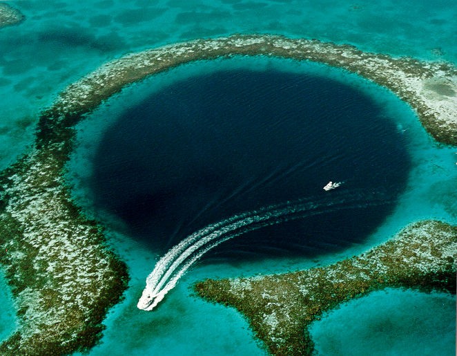 Great Blue Hole &#8211; przykładowa &#8220;niebieska dziura&#8221; u wybrzeży Belize / źródło: USGS, Wikimedia Commons, domena publiczna
