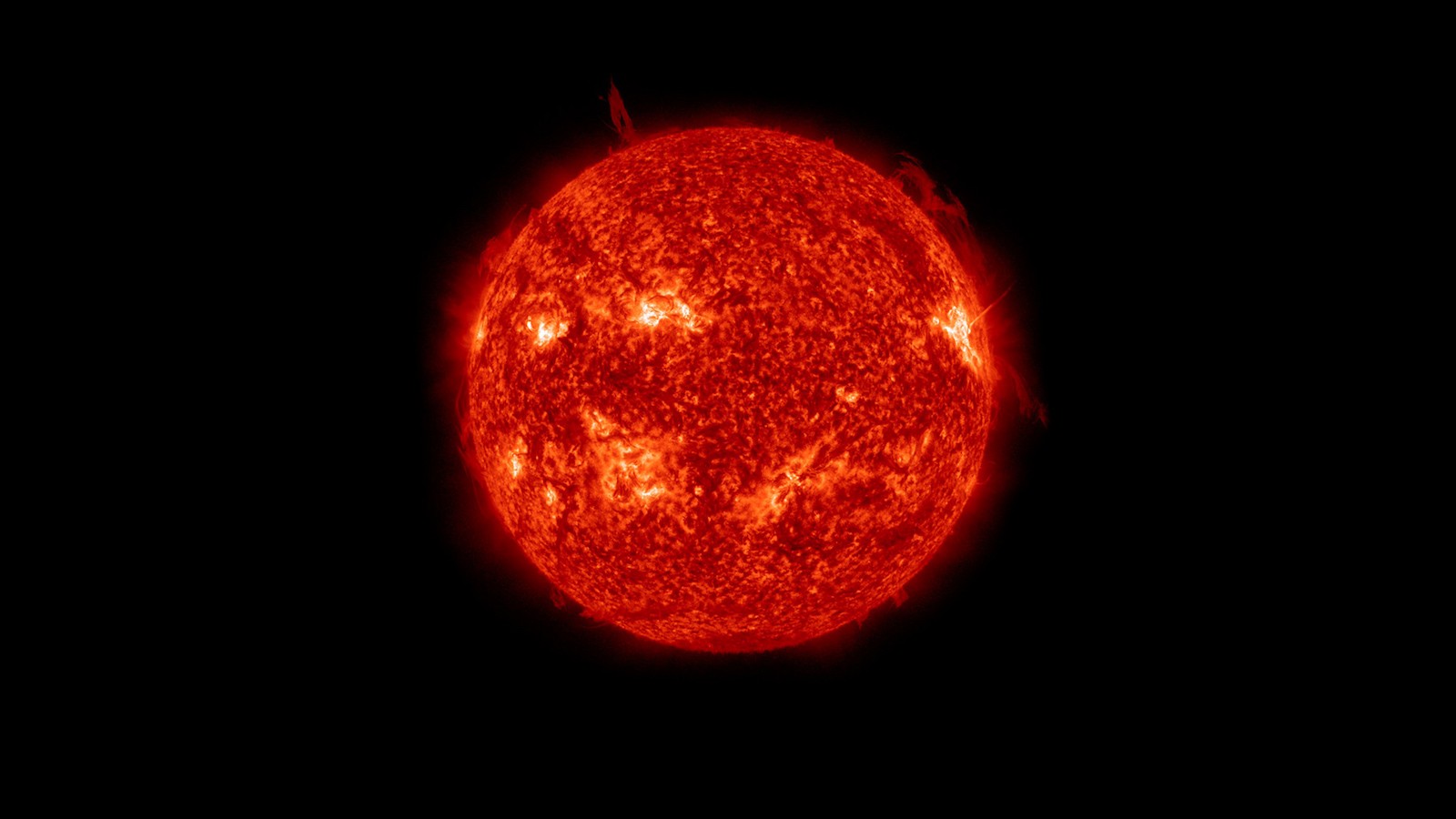 Astrofotograf zrobił zdjęcie gigantycznego strumienia plazmy uciekającego z bieguna Słońca. Rewelacyjne ujęcie