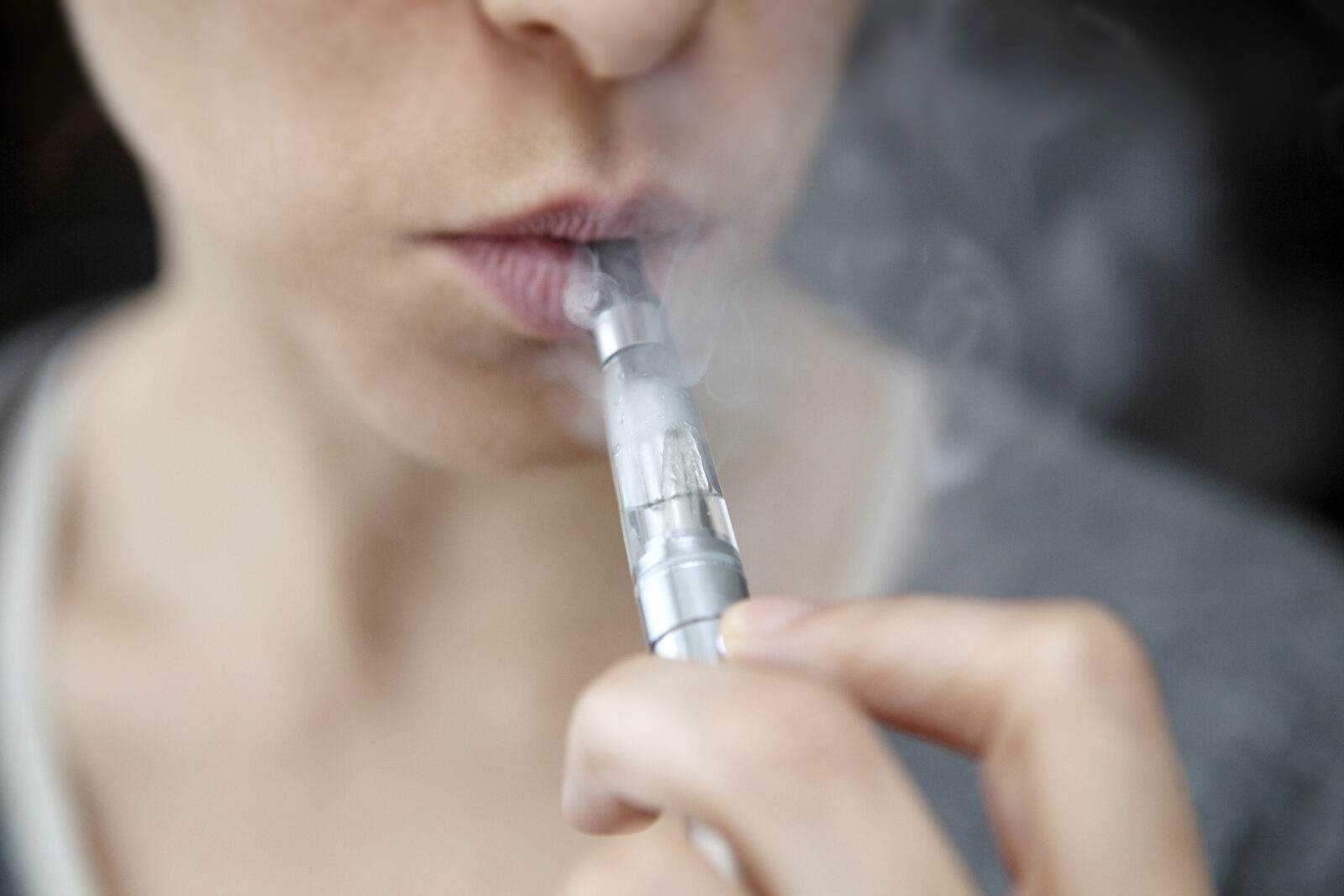 E-papierosy wywołały groźny zespół “mokrego płuca”. Lekarze: będzie więcej takich przypadków
