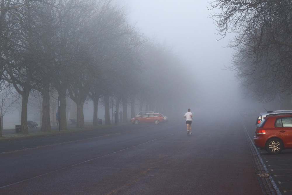 Jogging w oparach smogu – czy ma sens? To badanie zmienia myślenie o aktywności miejskiej