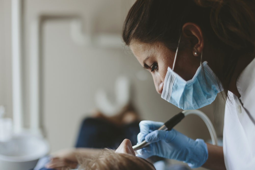Większość Polaków boi się wizyty u dentysty. Jak pokonać strach ten strach?