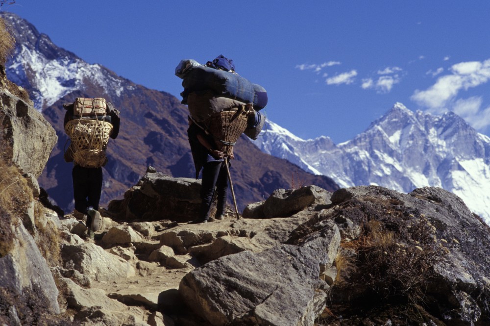 Prawdziwi bohaterowie alpinizmu, o których niewiele się mówi. Szerpowie wniosą wszystko na dach świata