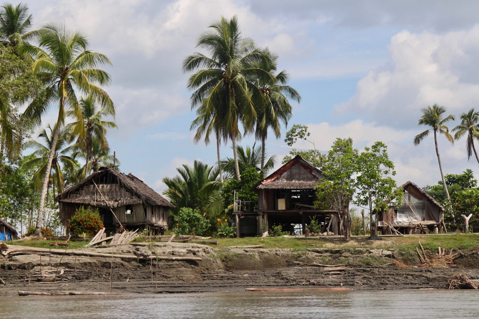 Tajemnicze ceremonie pogrzebowe Papui. Przez wędzarnię do krainy przodków