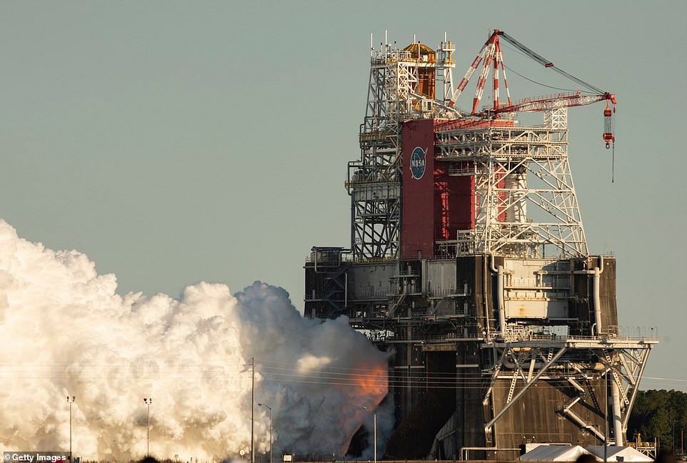 NASA przetestowała rakietę SLS. Z silnika posypały się iskry, ale ogłoszono sukces