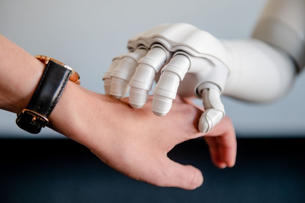 Dotyk ręki robota pomaga ludziom. Czy będą nas leczyć roboty-terapeuci?