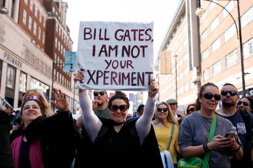 jedna-z-teorii-spiskowych-mowi-ze-za-szczepienia-odpowiada-bill-gates-ktory-chce-zaczipowac-wszystkich-ludzi-fot-getty-images