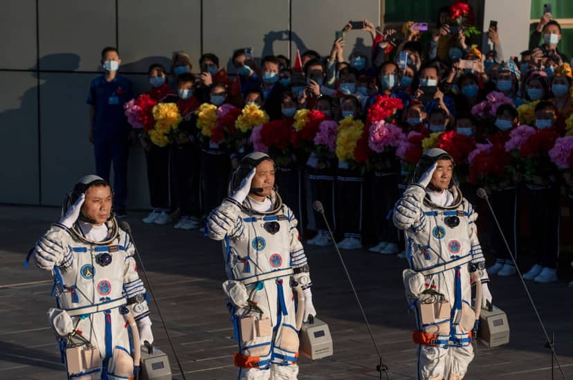 astronauci-ktorzy-beda-stanowic-pierwsza-zaloge-stacji-kosmicznej-tiangong-fot-getty-images