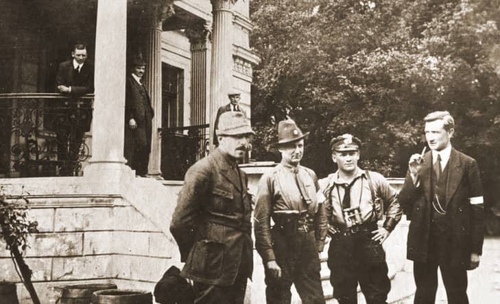 jan-kowalewski-pierwszy-z-lewej-na-dole-z-grupa-polskich-oficerow-podczas-iii-powstania-slaskiego_1