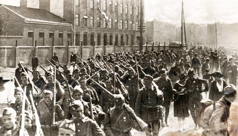 piechota-polska-w-marszu-na-front-przed-bitwa-warszawska-fot-wikipedia-centralne-archiwum-wojskowe-domena-publiczna