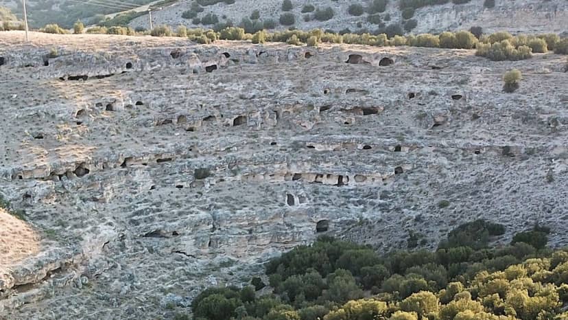 setki-grobowcow-zostalo-wykutych-w-skale-klifu-fot-blaundos-archaeological-excavation-project-archive