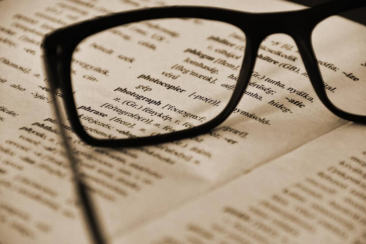 Oto jak sztuczna inteligencja rozumie ludzkie słowa. Odpowiedź znaleźli w internecie