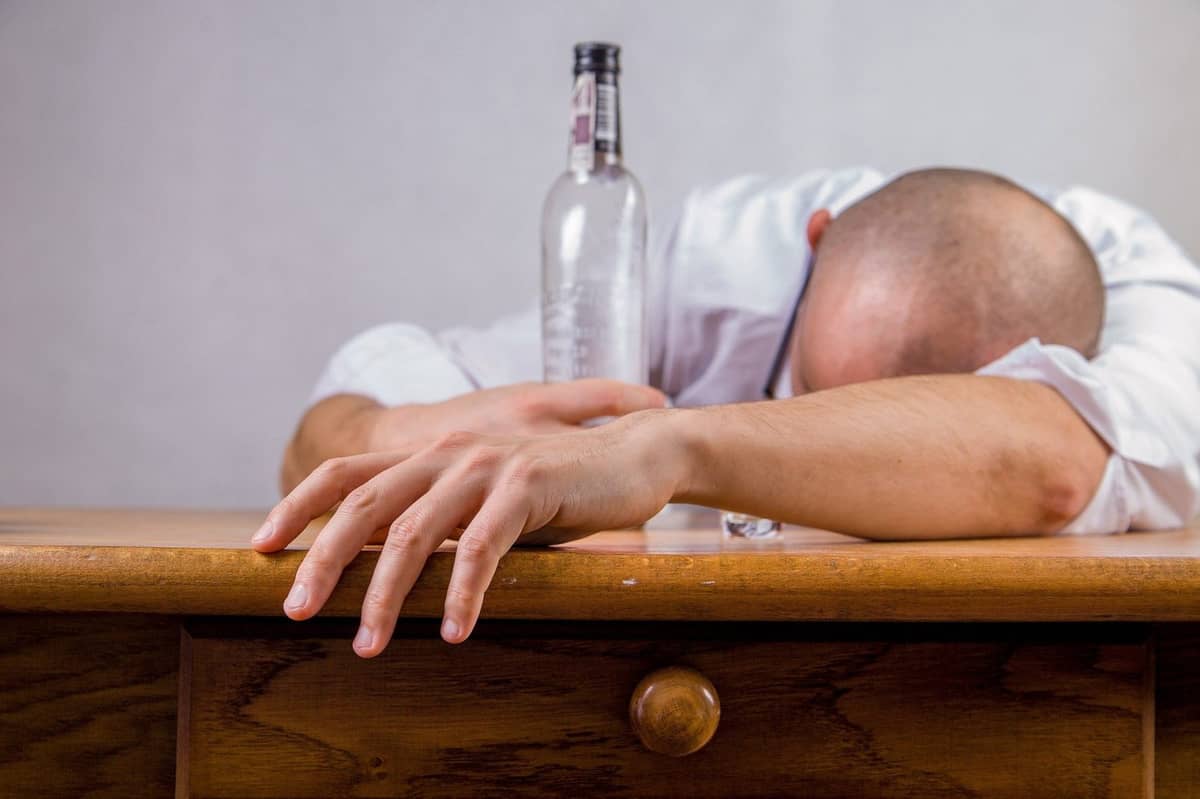 Uzależnienie może rozpocząć się już od jednego drinka /Fot. Pixabay
