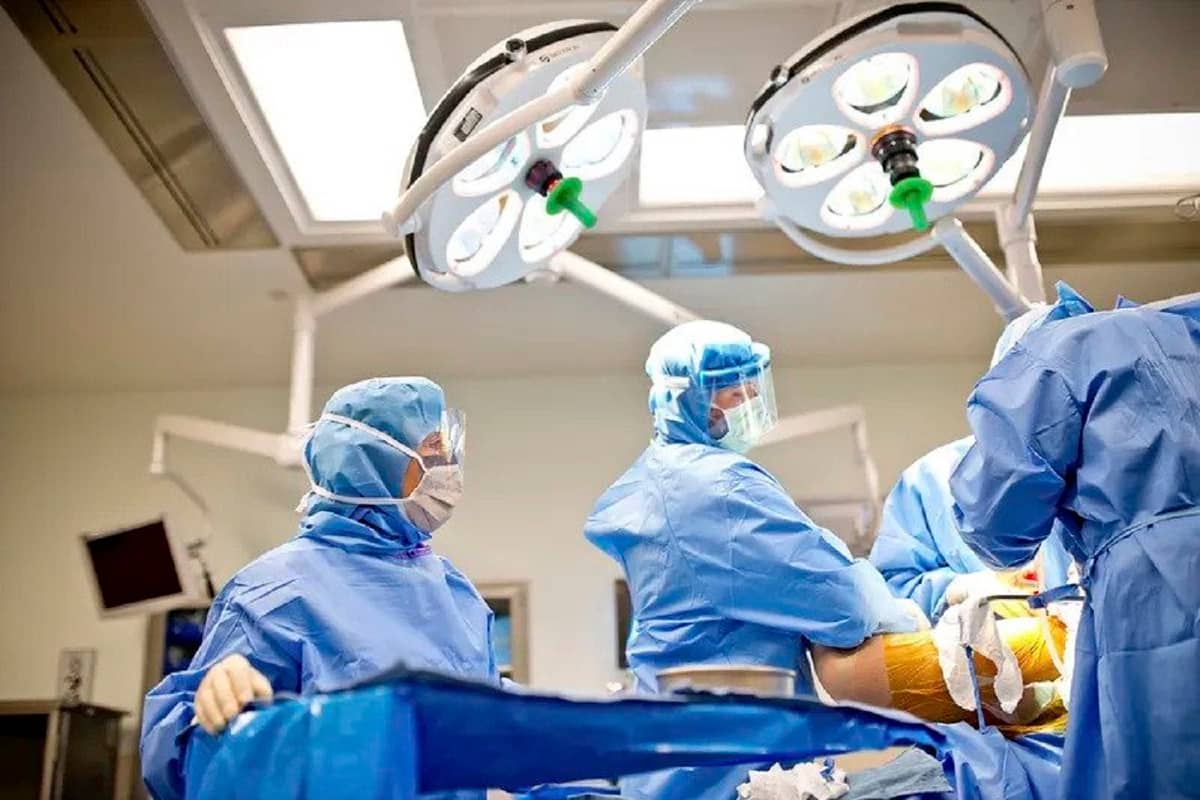 To kobietom częściej przekazuje się przypadki podwyższonego ryzyka. Która z płci lepiej radzi sobie z chirurgią?