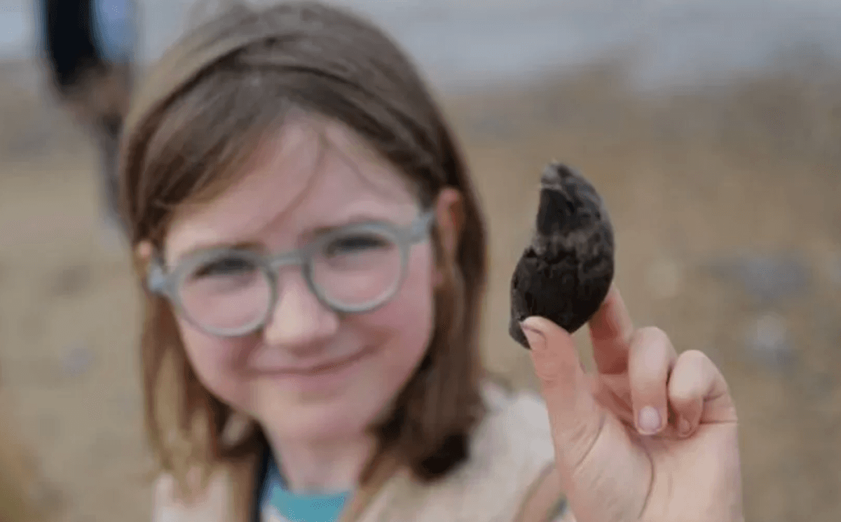 9-letnia Etta i jej skarb &#8211; ząb przodka niedźwiedzia brunatnego /Fot. Thea Ferner, BBC
