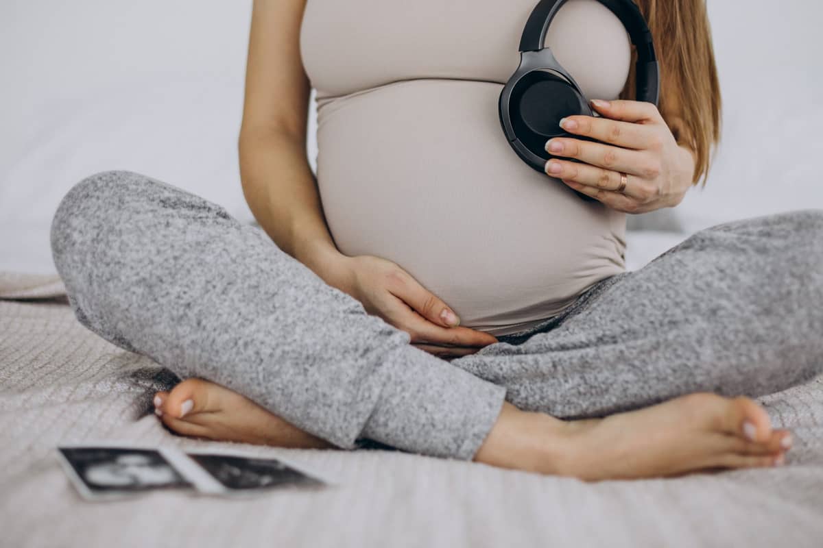 Muzyka wpływa pozytywnie na dziecko w życiu prenatalnym /Fot. senivpetro, Freepik
