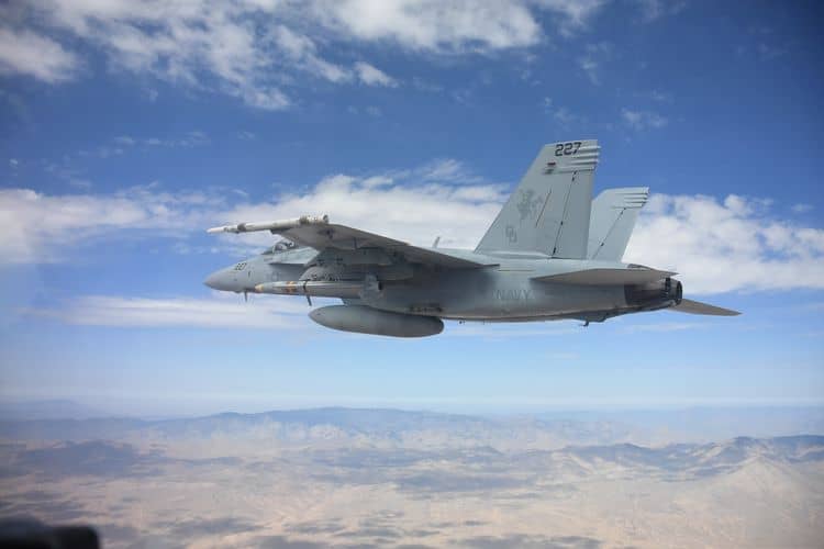 Pocisk AGM-88G AARGM-ER przenoszony przez samolot F/A-18 Super Hornet /Fot. US Navy
