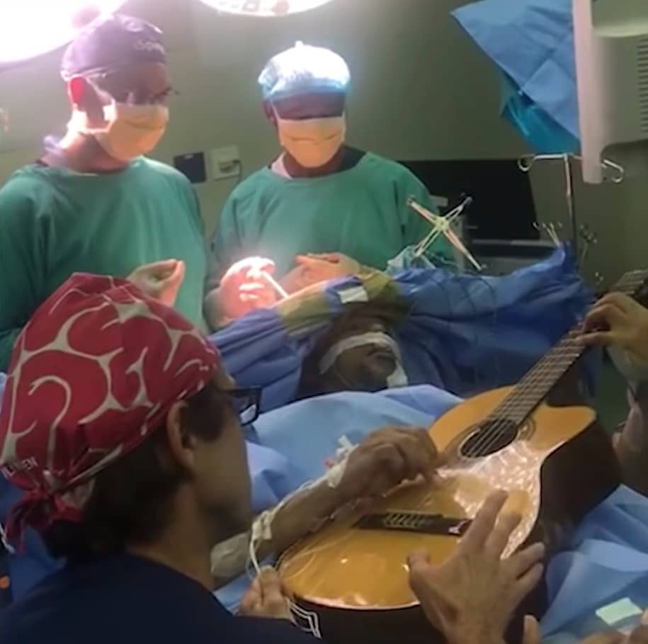 Muzyk jazzowy gra na gitarze w trakcie operacji mózgu. W tym szaleństwie jest metoda i do tego naukowa