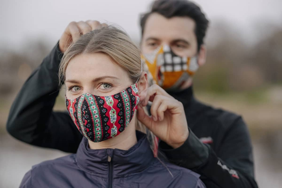 Bezpieczny seks tylko w maseczce. Radzi lekarz naczelny Kanady