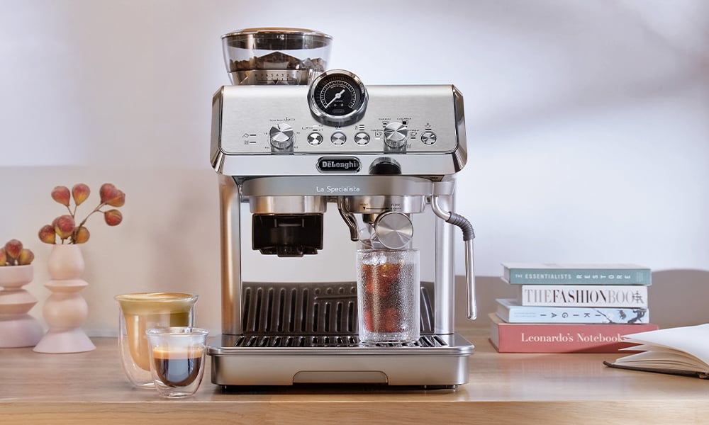 Ekspres kolbowy Delonghi Arte Evo na blacie w kuchni - zdjęcie.