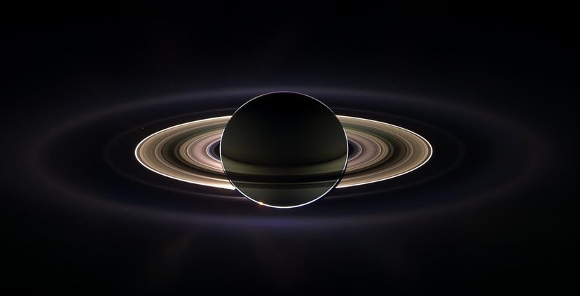 Pierścienie Saturna dziwnie się zachowują. Uwiecznił to teleskop Hubble’a 