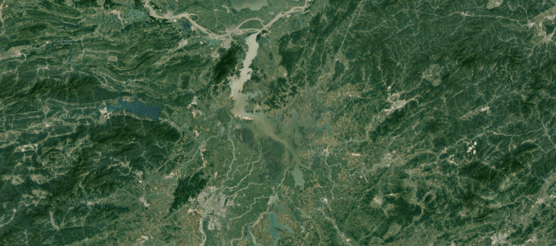 Największe jezioro w Chinach wysycha. Na zdjęciach widać, co się z nim stało w ciągu 2 miesięcy