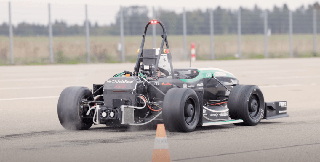 Ten samochód elektryczny rozpędzi się do 100 km/h dosłownie w mig! Nagranie ukazuje, jak szybko to robi