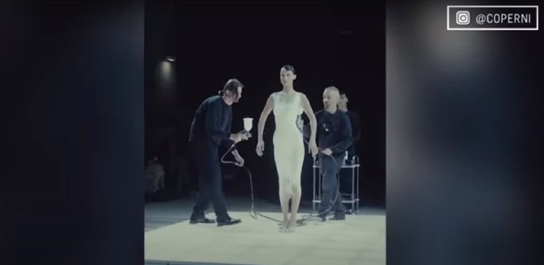 Sukienka w spreju. Niesamowite nagranie pokazuje, jak ubrano modelkę