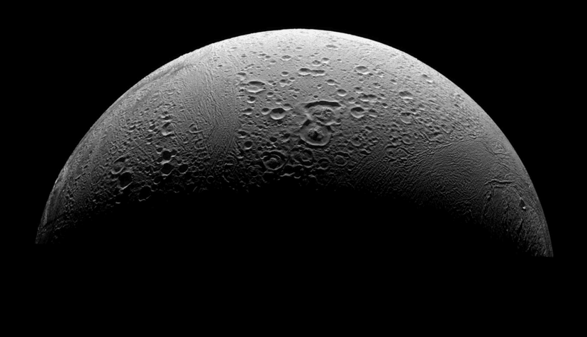 Enceladus najlepszym miejscem dla istnienia życia pozaziemskiego. Stężenie fosforu tysiące razy wyższe niż na Ziemi