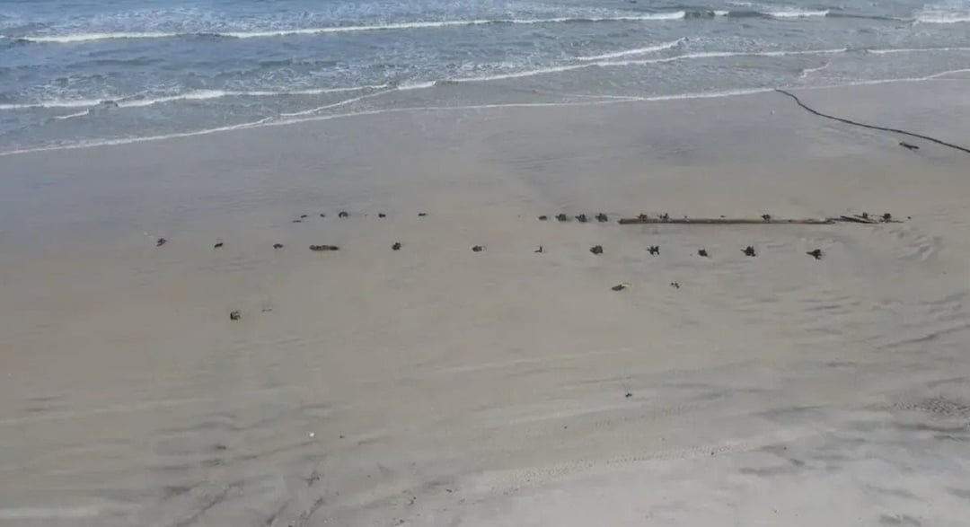 Na plaży pojawiła się tajemnicza struktura. Odsłoniły ją huragany 