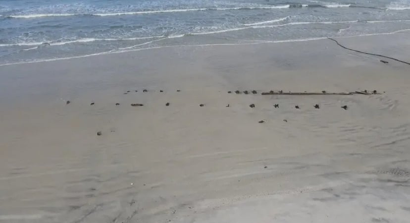 Na plaży pojawiła się tajemnicza struktura. Odsłoniły ją huragany 