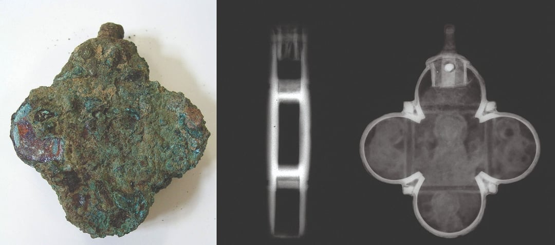 Trafił na śmietnik, choć zawiera cenne szczątki. Średniowieczny wisiorek spotkał nieciekawy los