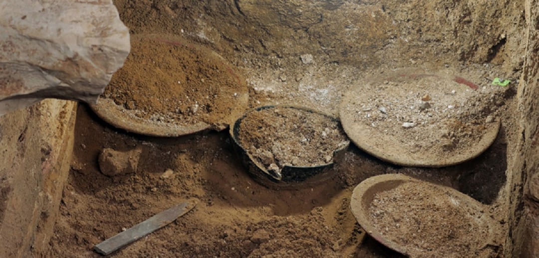 Komora grobowa Majów z tajemniczymi przedmiotami. To zielone figurki