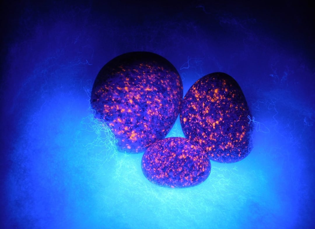 Skała świeci jak lawa, a jest całkowicie zimna. Czym właściwie jest to osobliwe znalezisko?