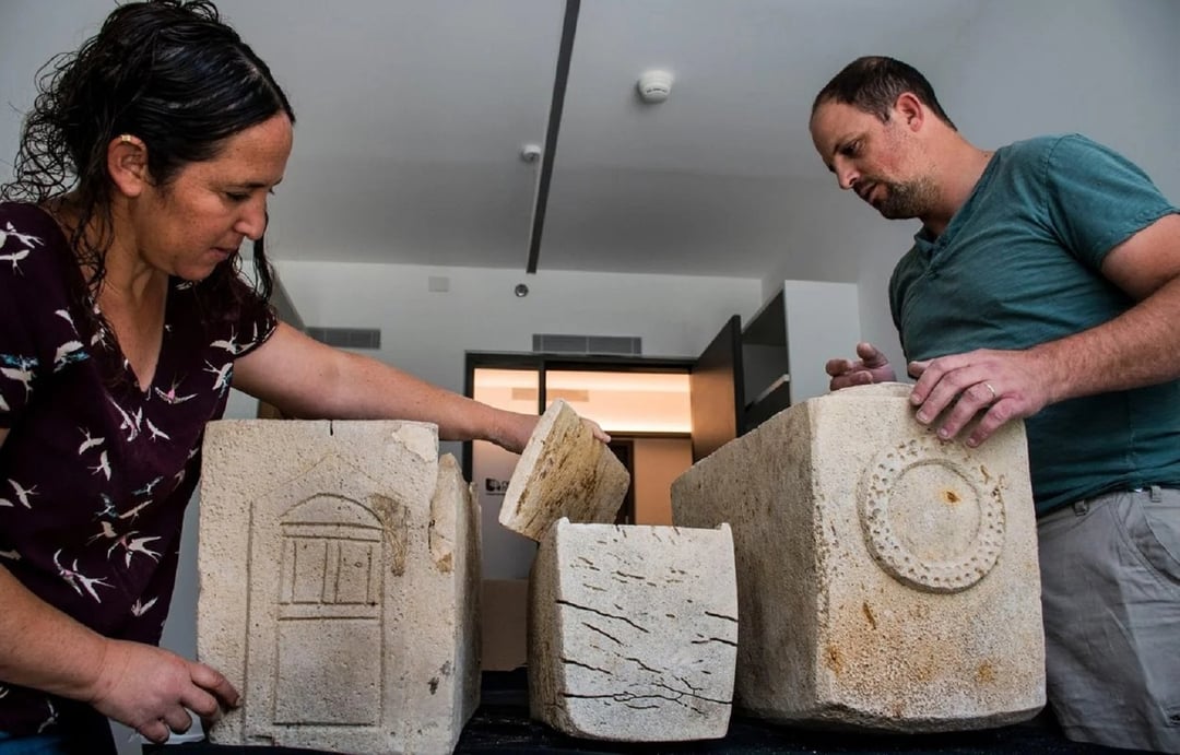 Mieli chronić zabytki przed złodziejami, a sami je uszkodzili. To pamiątki sprzed tysięcy lat