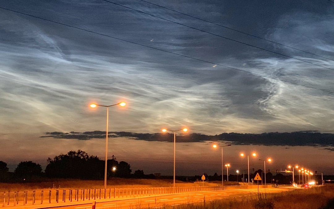 Obłoki srebrzyste powróciły. Skorzystaj z dobrej pogody i poszukaj tych fenomenalnych i niezwykle rzadkich chmur