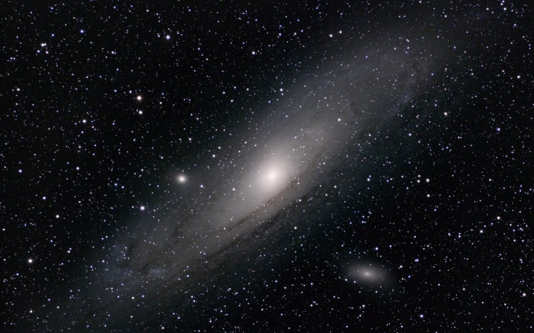 Kosmiczny Teleskop Hubble’a zbadał najbliższą nam dużą galaktykę. Andromeda aż świeci na czerwono na nowym zdjęciu