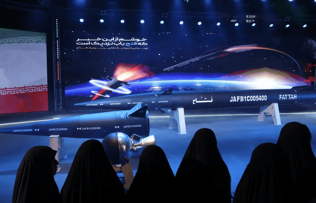 Iran prezentuje swój pierwszy hipersoniczny pocisk balistyczny. Nie wszystkim się to podoba