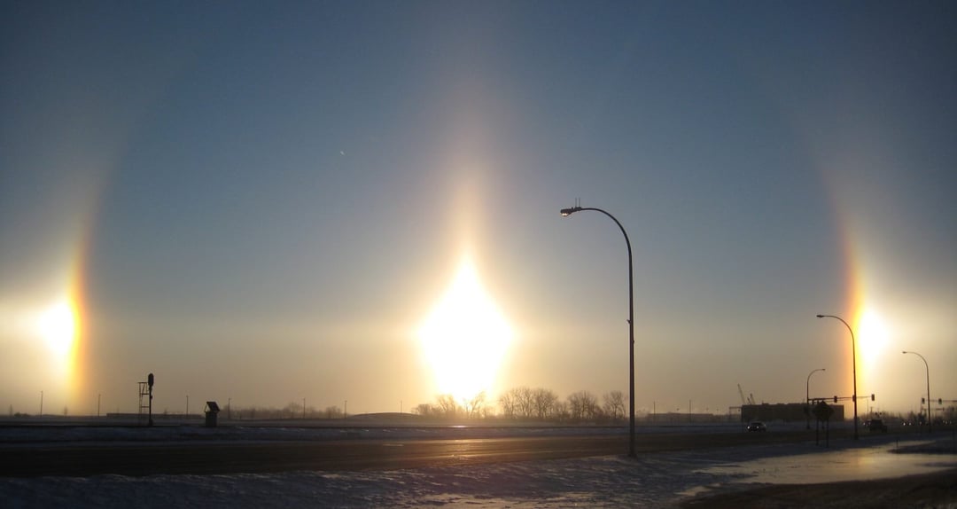 Zaświeciły nad nim trzy Słońca. Astronom sfotografował fenomenalne łuki na niebie