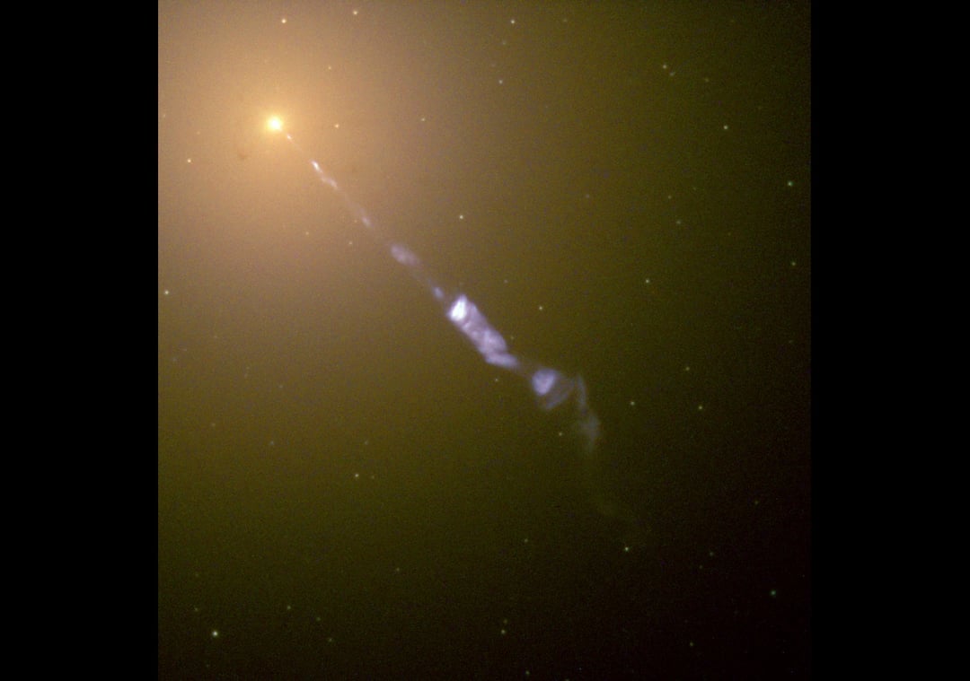 Do Ziemi dotarła wiązka wystrzelona z odległości setek mln lat świetlnych. Co było jej źródłem?