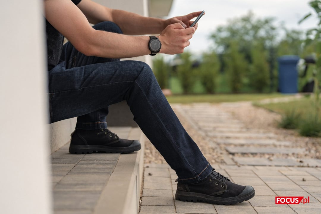 Wyglądają jak zwykłe spodnie, ale kryją tajemnicę. Dlaczego warto wybrać jeansy taktyczne? 