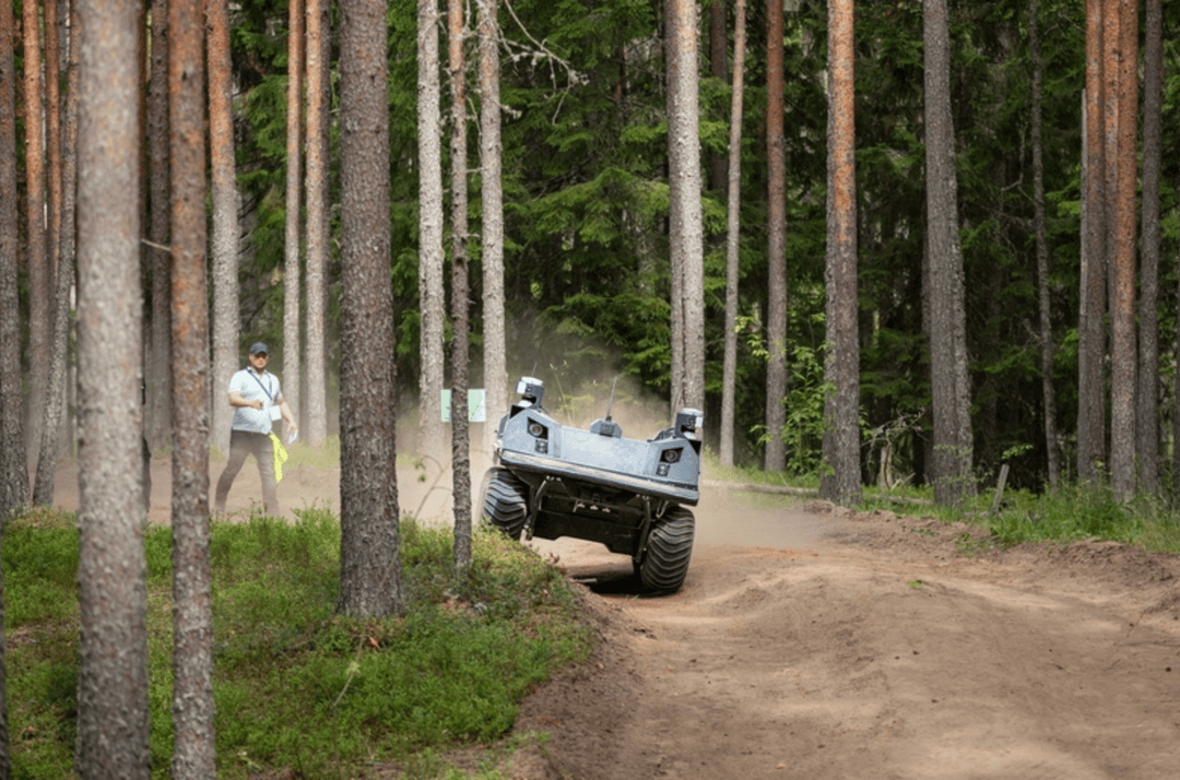 Nasi sąsiedzi chcą zautomatyzowanej walki. Wkrótce wojny zmienia się nie do poznania