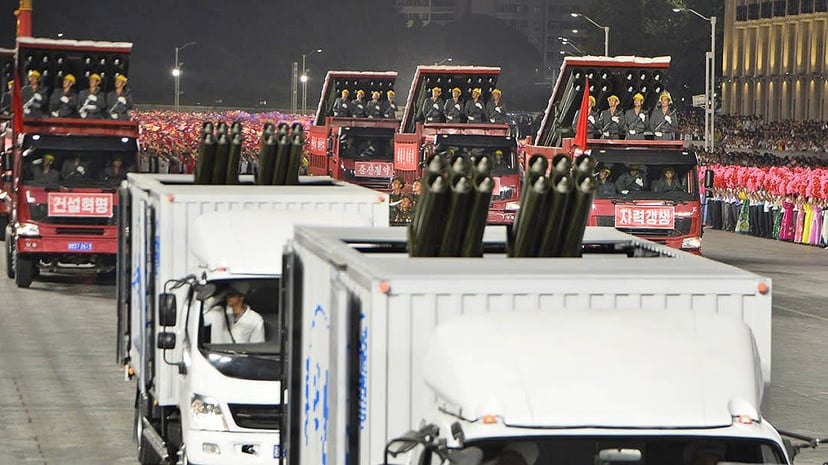 Korea Północna straszy traktorami, wywrotkami i cywilnymi ciężarówkami. Ale to naprawdę ma sens