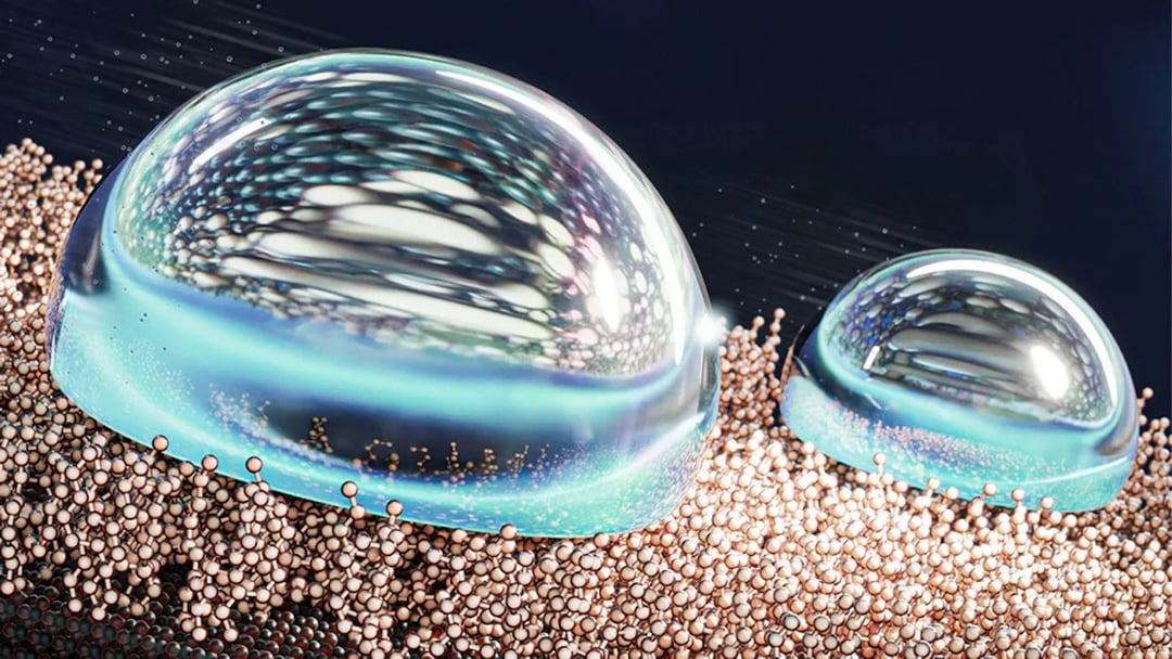 Ten materiał zawstydził kaczki. Woda spływa po nim szybciej niż po nich