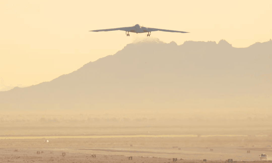 B-21 Raider wreszcie w powietrzu! Niektórzy czekali całą noc, by go zobaczyć