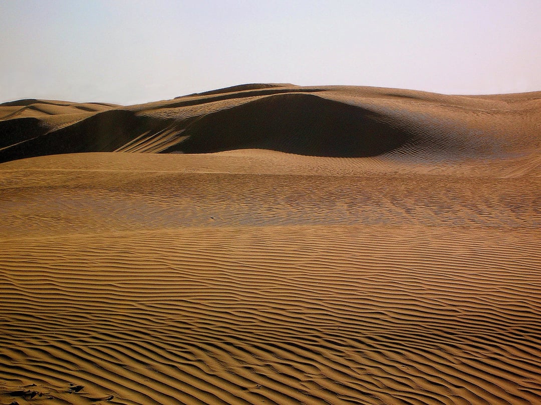 Gigantyczny topór na środku pustyni. Pochodzi sprzed 200 tysięcy lat