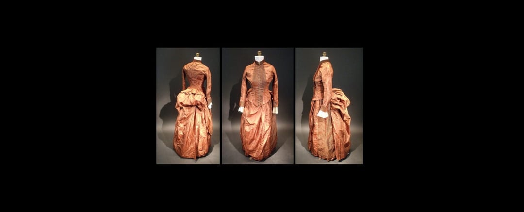 W tej sukni ktoś ukrył wiadomość. Okazała się zapisana tajnym kodem