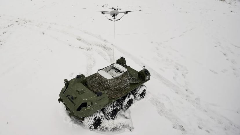 Drony współpracujące z dronami.  Ten fenomenalny duet podbije każdy front i nie postawi życia na szali