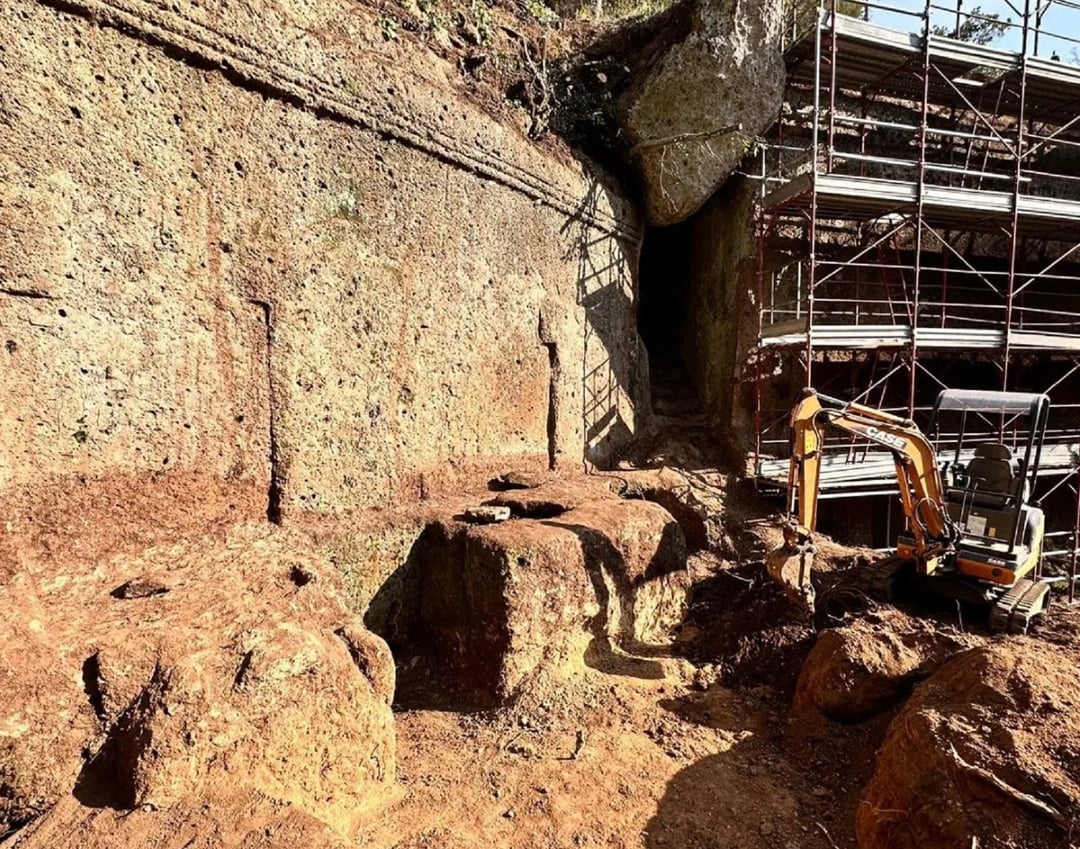 Wykuta w skale nekropolia zawiera gigantyczny grobowiec. Jest związany ze starożytną cywilizacją 