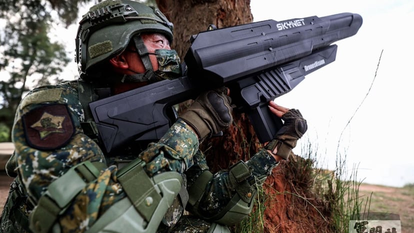 Broń przyszłości jak z “Terminatora” będzie strącać wrogie drony z nieba