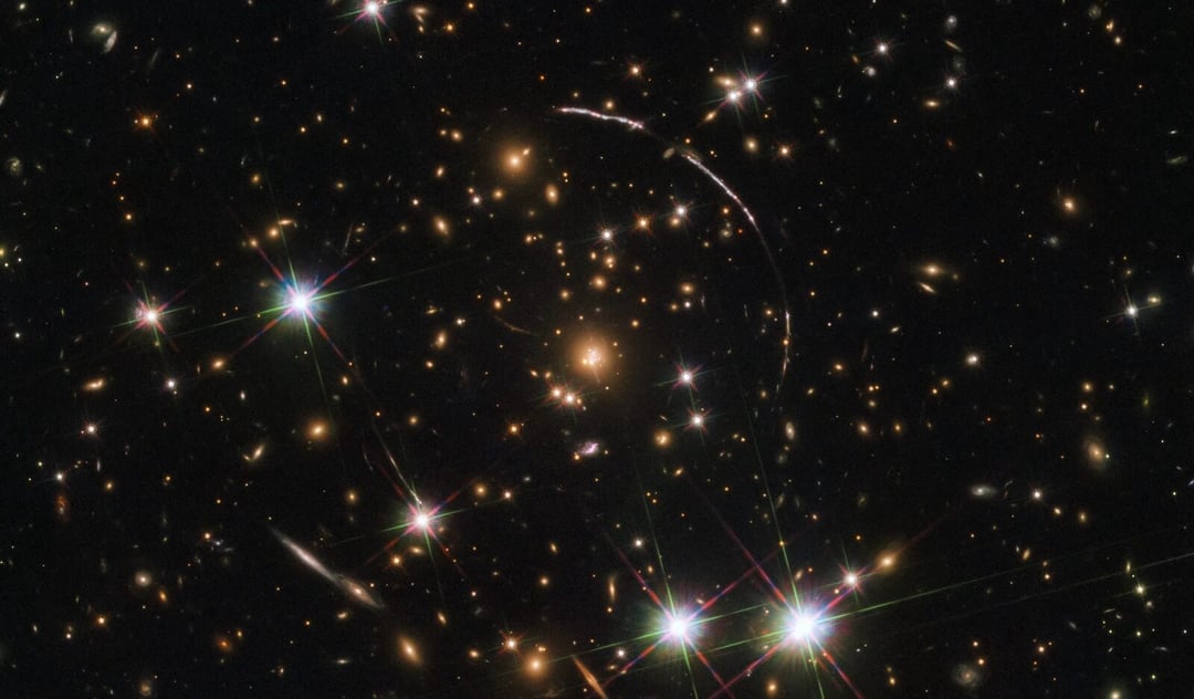 Bingo! James Webb przebił barierę. Właśnie dostrzegł pierwsze światło we wszechświecie